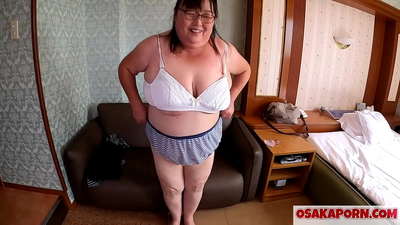Ճապոնացի գեր մայրիկը ցույց է տալիս իր հսկայական կրծքերը և վայելում սեքս-խաղալիքը: 51-ամյա ասիացի մայրը պատմում է իր սեռական փորձի մասին. Յուկիկո 1 OSAKAPORN ճարպային միլֆ